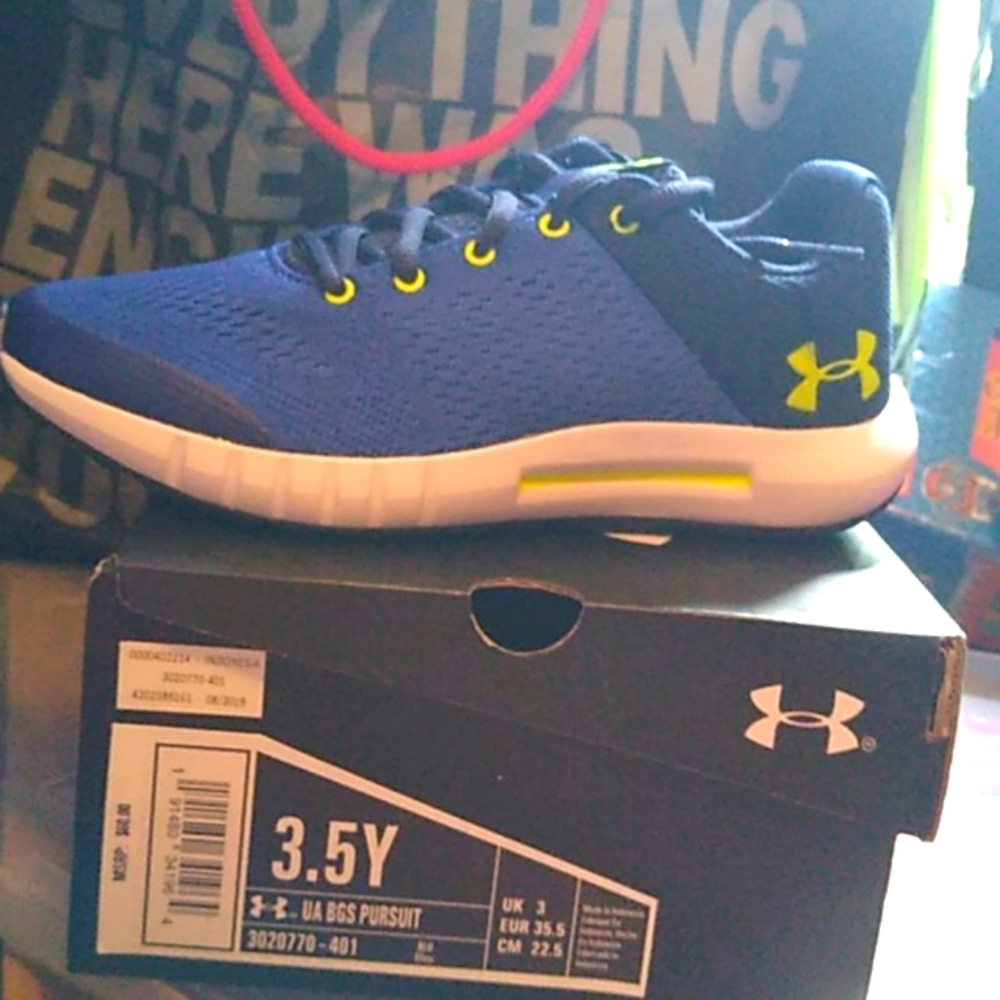 New under armour sz 3.5y boys sneakers